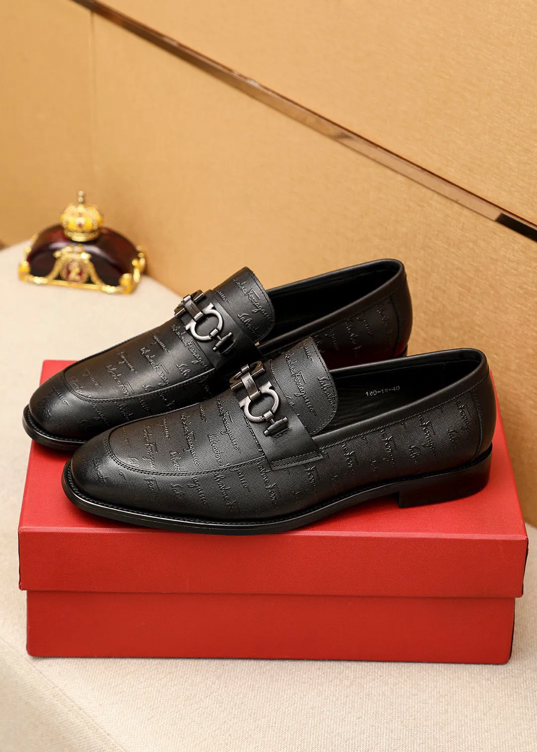 Men's shoes💰460💰 Product trademark: Ferragamo "Ferragamo" casual leather shoes Regular size: 38-44 (45🉑️customized) Product materials: Selected imported first-layer calfskin embossed upper + luxury hardware buckle, imported water-dyed cowhide leather lining. Strong three-dimensional visual effect, original outsole color: 1⃣️color optional